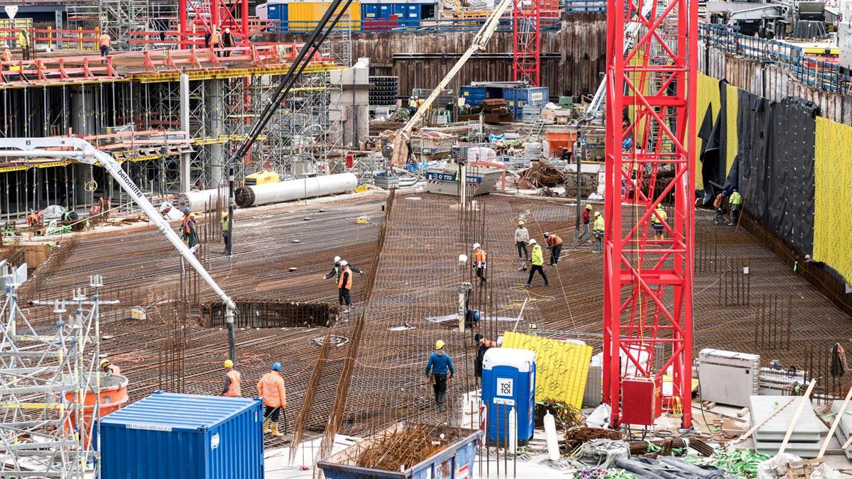 Großbaustelle mit Personal, Kränen und Materiallogistik im Einsatz